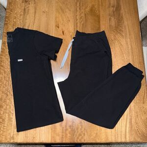 FIGS Scrubs. Catarina One-Pocket Scrub Top Large, Scrub Pants XL